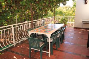 une table et des chaises assises sur une terrasse dans l'établissement Apartments with a parking space Fazana - 7283, à Fažana