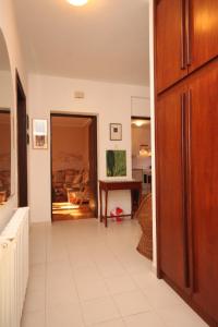 un couloir avec une cuisine et un salon dans l'établissement Apartments with a parking space Fazana - 7283, à Fažana