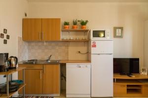 uma cozinha com um frigorífico branco e um micro-ondas em Apartments with a parking space Peroj, Fazana - 7254 em Vodnjan