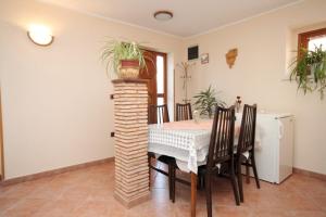 jadalnia ze stołem, krzesłami i rośliną w obiekcie Holiday house with a parking space Kanfanar, Central Istria - Sredisnja Istra - 7276 w mieście Kanfanar