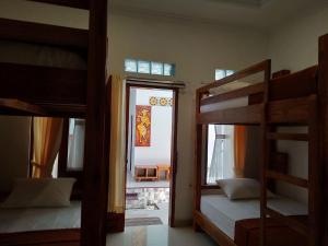 Postel nebo postele na pokoji v ubytování Gedhong Hostel