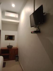 TV a/nebo společenská místnost v ubytování Gedhong Hostel