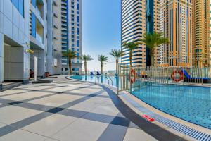 Baseinas apgyvendinimo įstaigoje HiGuests - Luxury Apartment, 10-min Walk to Dubai Harbor arba netoliese