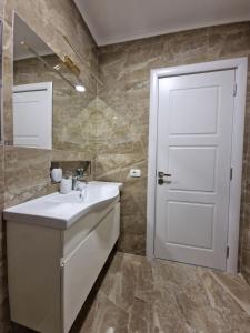 Absolut Vollga في دوريس: حمام مع حوض أبيض ومرآة