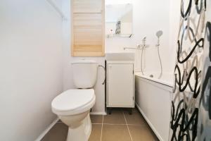 モスクワにあるApartments Sokolのバスルーム(トイレ、洗面台、鏡付)