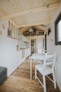 a kitchen and dining room with a table and chairs at Tiny House mit Saunafass und Garten in Brensbach