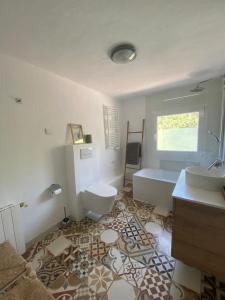 y baño con lavabo, aseo y bañera. en Ses Alzines Apartamento integrado en Casa Rural Habitada en Llucmajor