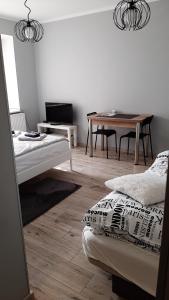 Apartament Kilińskiego tesisinde bir odada yatak veya yataklar