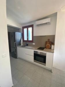 a kitchen with a stove and a refrigerator at Ses Alzines Apartamento integrado en Casa Rural Habitada in Llucmajor