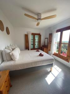 - une chambre avec un grand lit et une fenêtre dans l'établissement Ses Alzines Apartamento integrado en Casa Rural Habitada, à Llucmajor