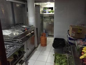 eine Küche mit einer Spüle und einer Arbeitsplatte in der Unterkunft Traditional gulet, cruises & events in Split