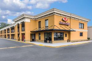 a building with a koreanorean fast food restaurant at Econo Lodge Midtown in Savannah