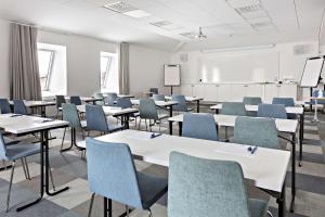 ein Klassenzimmer mit Tischen und Stühlen in einem Raum in der Unterkunft Best Western Hotel Park Astoria in Enköping