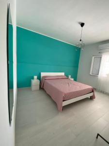 una camera con letto e parete blu di Villa Kola B&B a Agrigento