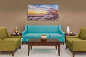 Posezení v ubytování Days Inn & Suites by Wyndham Greater Tomball