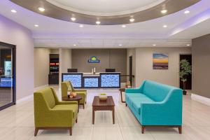Posezení v ubytování Days Inn & Suites by Wyndham Greater Tomball