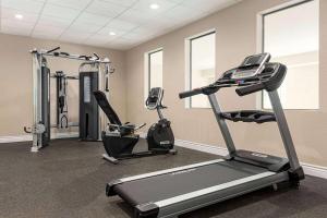 Fitness centrum a/nebo fitness zařízení v ubytování Days Inn & Suites by Wyndham Greater Tomball