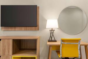 TV a/nebo společenská místnost v ubytování Days Inn & Suites by Wyndham Greater Tomball