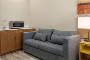 Kuchyň nebo kuchyňský kout v ubytování Days Inn & Suites by Wyndham Greater Tomball