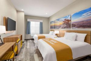Postel nebo postele na pokoji v ubytování Days Inn & Suites by Wyndham Greater Tomball + 37 fotografií