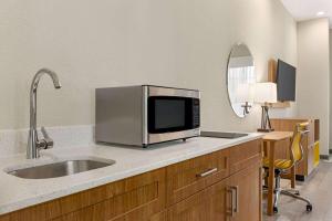 Kuchyň nebo kuchyňský kout v ubytování Days Inn & Suites by Wyndham Greater Tomball