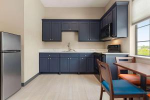 Kuchyň nebo kuchyňský kout v ubytování Days Inn & Suites by Wyndham Greater Tomball