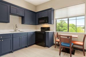 Kuchyň nebo kuchyňský kout v ubytování Days Inn & Suites by Wyndham Greater Tomball