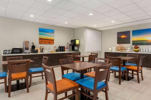 Nápoje v ubytování Days Inn & Suites by Wyndham Greater Tomball