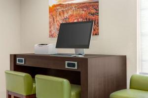 TV a/nebo společenská místnost v ubytování Days Inn & Suites by Wyndham Greater Tomball