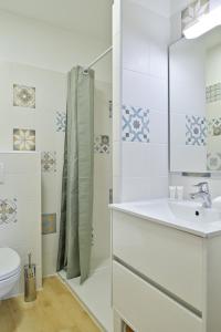 uma casa de banho com um lavatório e um WC em Résidence Easy Lodge em Ajaccio