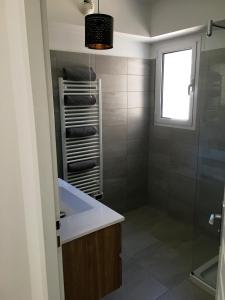 Kúpeľňa v ubytovaní Appartement moderne à Bastia de 57 m² avec vue mer exclusive + 12 fotografií