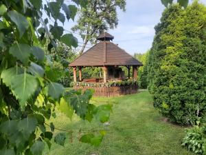 un cenador de madera en medio de un jardín en Pod Bocianim Gniazdem 691-363-701, en Bachlowa