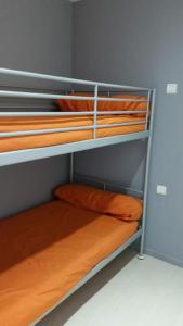 2 literas en una habitación con almohadas de color naranja en Mas catalan avec piscine privative, en Camélas