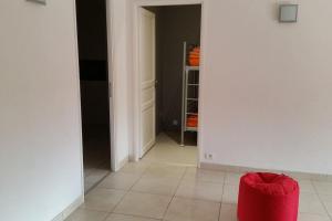 una habitación con un pasillo con una bolsa roja en el suelo en Mas catalan avec piscine privative, en Camélas