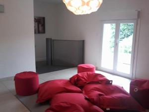 una sala de estar con almohadas rojas en el suelo en Mas catalan avec piscine privative, en Camélas