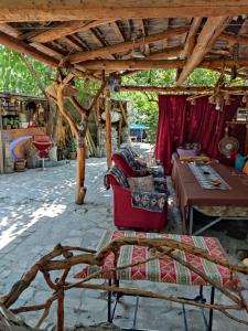 een kamer met een bed, een tafel en een houten dak bij Villa Nors in Jerevan