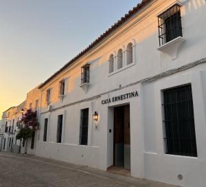 un edificio blanco al lado de una calle en Hotel Casa Ernestina en Zafra