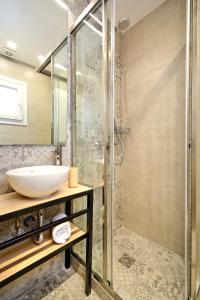 La salle de bains est pourvue d'un lavabo et d'une douche. dans l'établissement Eos Residence, à Athènes