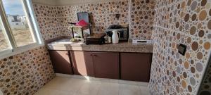 una pequeña cocina con encimera y fregadero en Hotel Beach Club la Perle en El Jadida