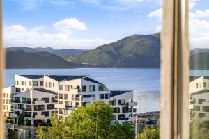 uma vista a partir de uma janela de uma cidade e de um lago em Frogner House - Lagårdsveien 115 em Stavanger