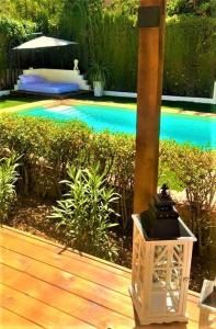 Bazén v ubytování Chalet con piscina en entorno idílico nebo v jeho okolí