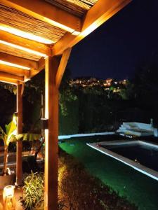 Bazén v ubytování Chalet con piscina en entorno idílico nebo v jeho okolí