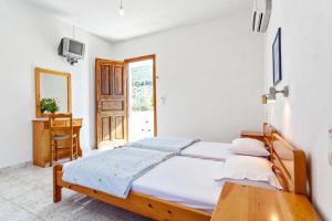 Cama ou camas em um quarto em Platanakia