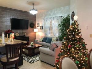 TV a/nebo společenská místnost v ubytování cozy & spacious condo 10min walk to beach