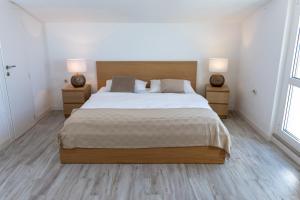 um quarto com uma cama grande e 2 mesas de cabeceira em The View Split. Highlight with Roof-Top-Terrace and Pool em Kaštela