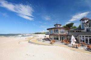 Hotel Apollo في دارلوكو: مبنى على الشاطئ بجوار المحيط