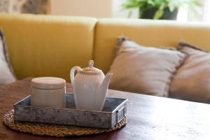 bandeja con tazas y set de té en una mesa en Agriturismo La Via Dell'Oliviera, en Ciciano