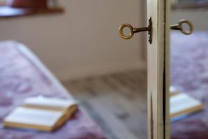 una porta aperta con un libro su un letto di Agriturismo La Via Dell'Oliviera a Ciciano