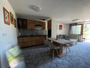 cocina y sala de estar con mesa y sillas en 659 apartments, en Vinné