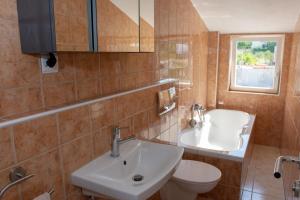 Bagno di The View Split. Highlight with Roof-Top-Terrace and Pool
